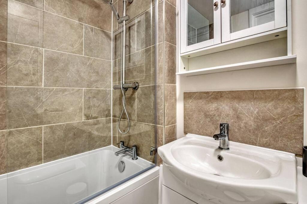Hidden Gem In Battersea W/ Free Parking Apartment London Ngoại thất bức ảnh